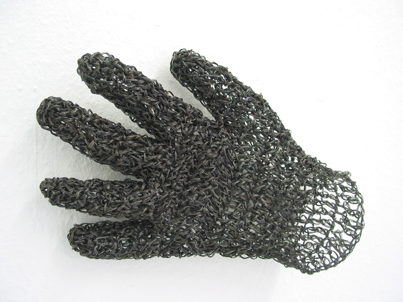 Kettenhandschuh, 5 Stränge Draht, 2007, Foto: Michael Wendt