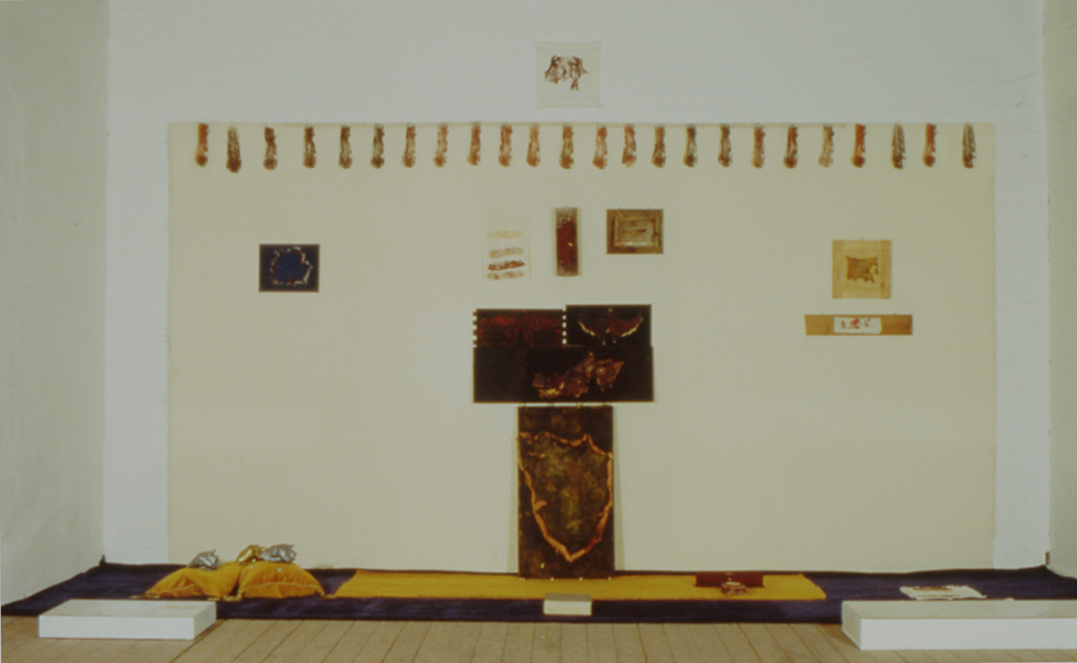 Schweine–Altar, Detail, 1992, Samt, Wachs, Holz, Knochen