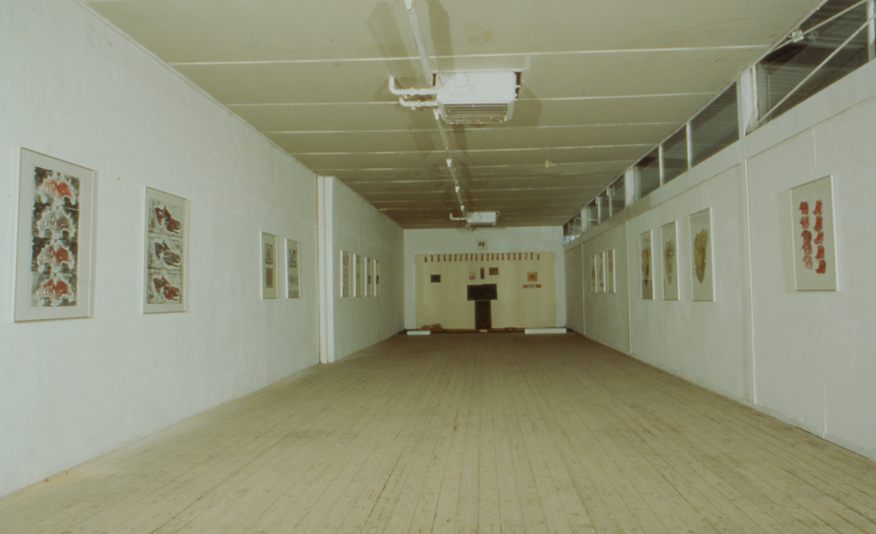 Schweine–Altar, Knochen, Haut vom Schwein, Samt, Nessel, Drucke, 1993