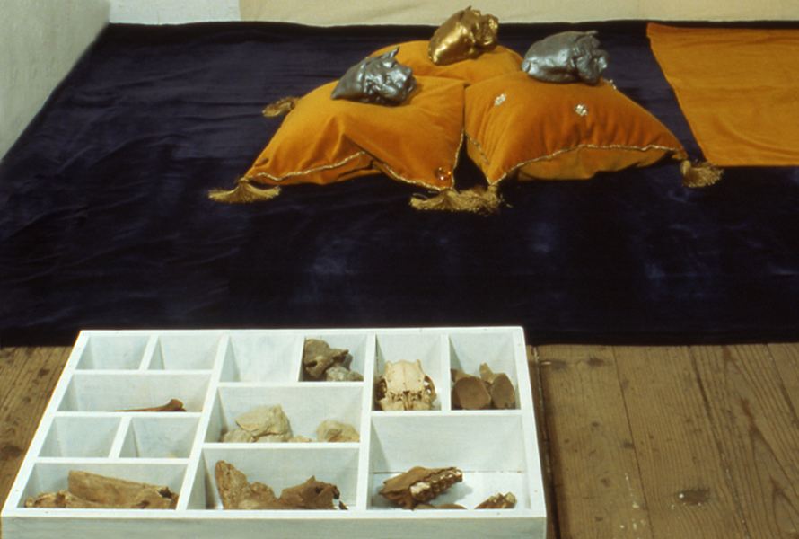 Schweine–Altar, Detail, 1992, Samt, Wachs, Holz, Knochen, Druckstöcke