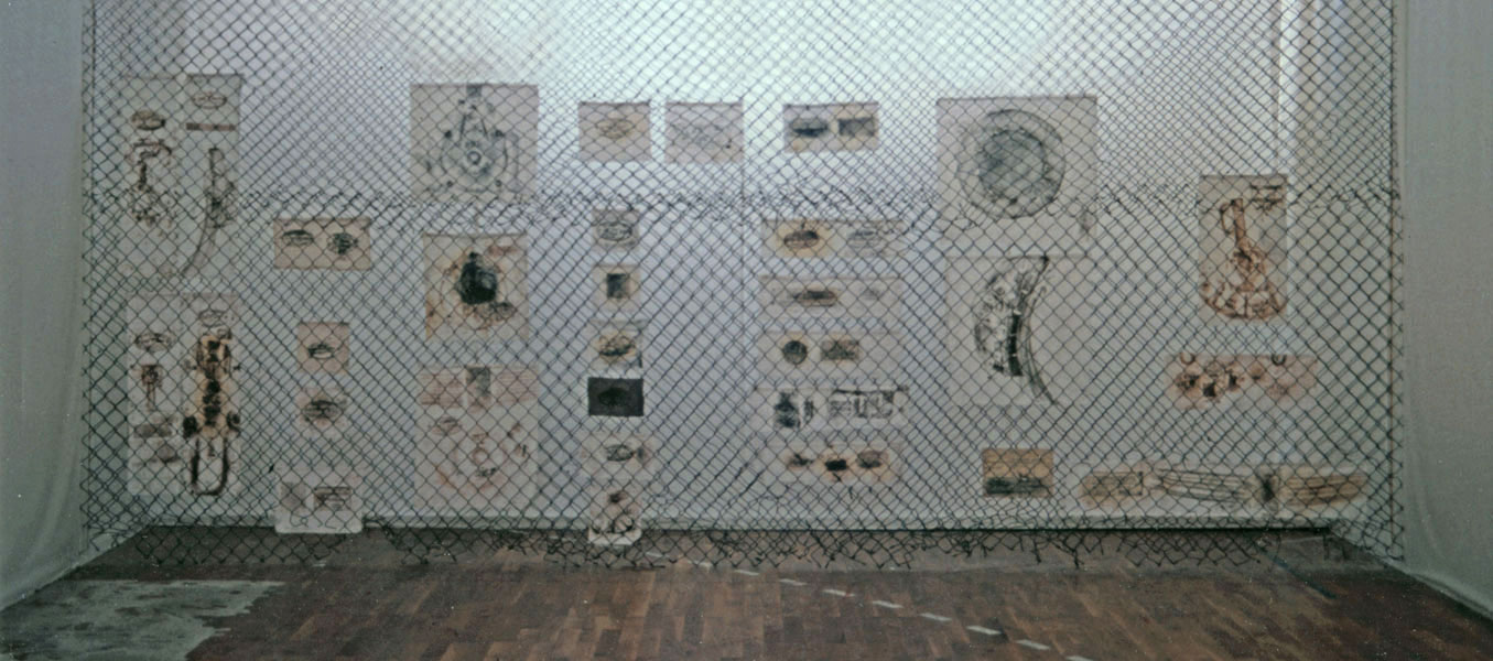 Zug–abrieb, Leinen, 1994, im Marschstall Schwerin anläßlich der Ausstellung: